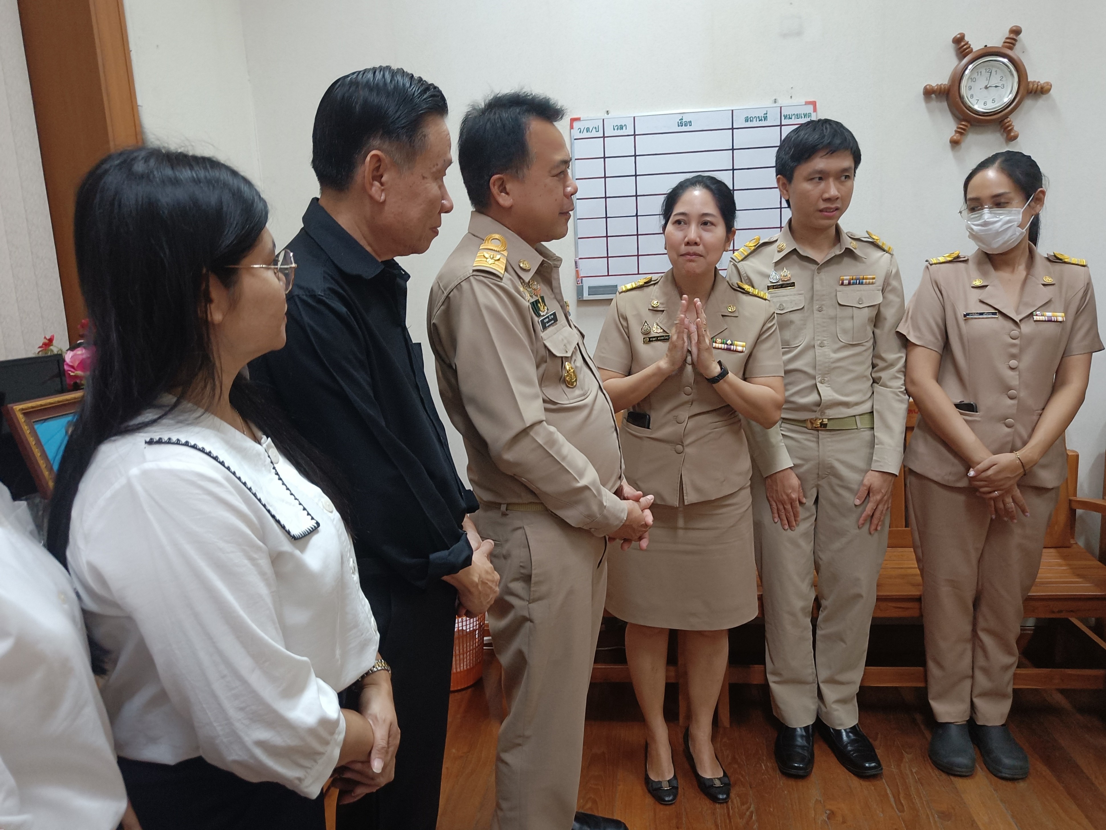 title - กลุ่มพัฒนาระบบบริหาร สำนักงานการปฏิรูปที่ดินเพื่อเกษตรกรรม (กพร. ส.ป.ก.) เข้ากราบไหว้อวยพร ขอพรผู้บริหาร สำนักงานการปฏิรูปที่ดินเพื่อเกษตรกรรม (ส.ป.ก.) เนื่องในเทศกาลขึ้นปีใหม่ 2569